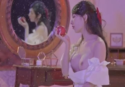 Truyện kể một cô bé Bạch Tuyết siêu nóng bỏng