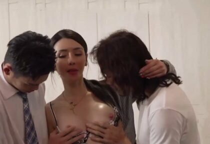 Hai thằng nhóc thay phiên nhau chịch người mẹ dâm đãng vú khủng